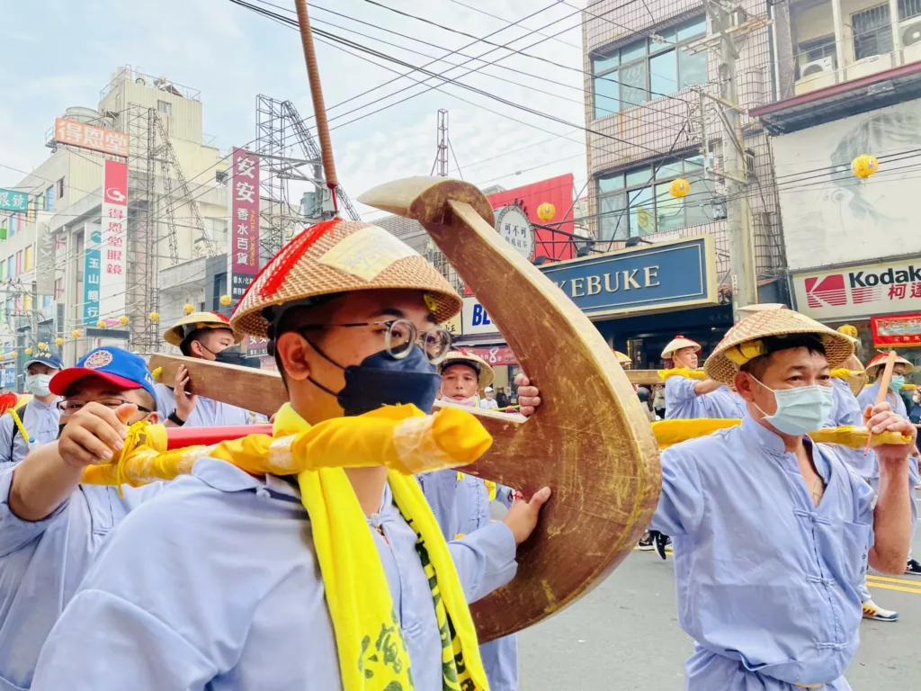 台灣東港迎王平安祭典繞境扛著船錨的轎班頂中街