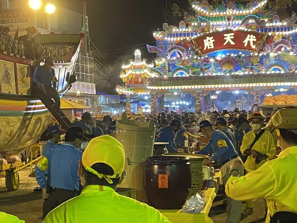 台灣東港迎王平安祭典典務科人員為王船添載物品