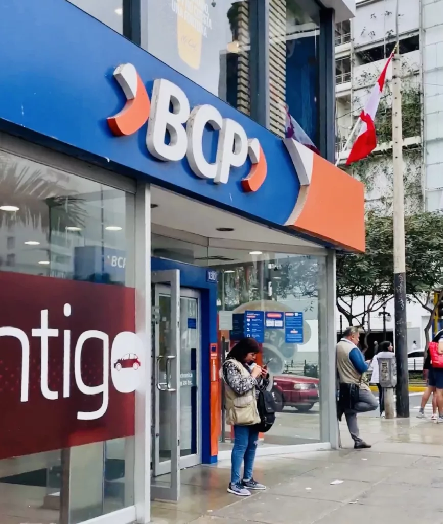 祕魯BCP銀行前的換幣人員