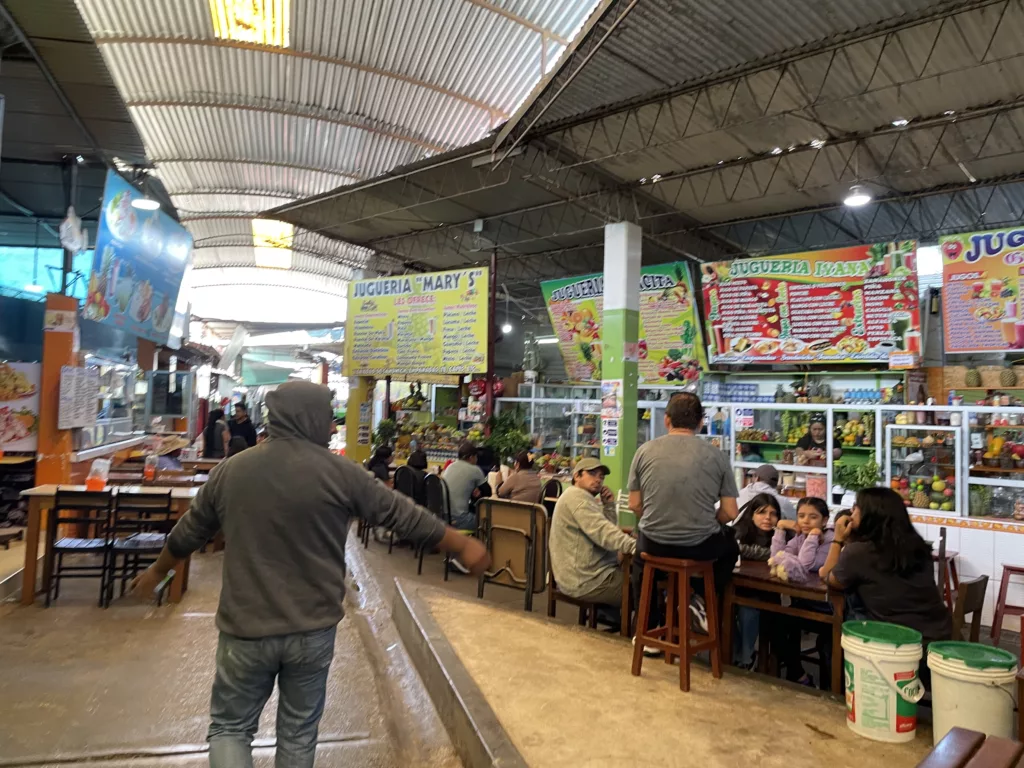 Tacna跨境車站旁邊的市場裡的餐廳