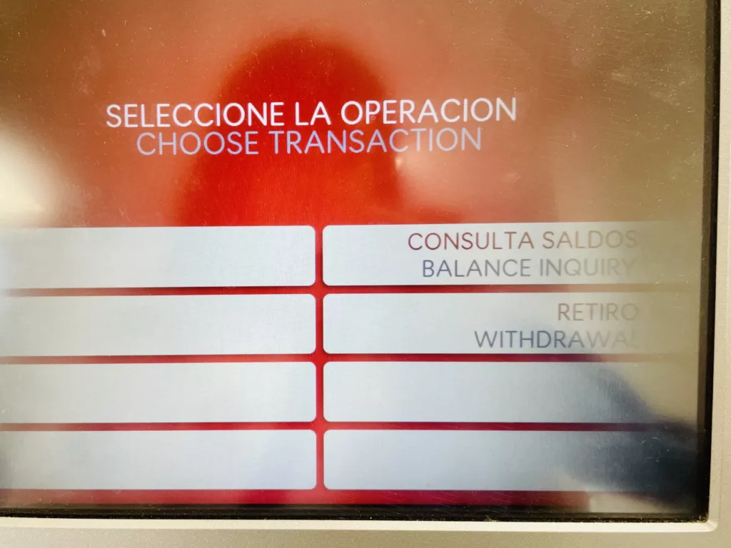 Scotiabank的ATM提領畫面，餘額查詢或領錢選擇