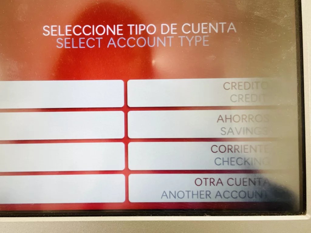 Scotiabank的ATM提領畫面，選擇帳戶種類